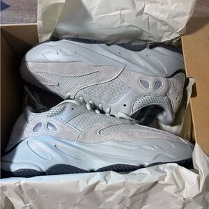 NWT Yeezy Boost 700 Salt Size 8
